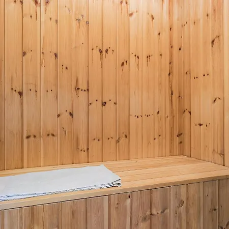 Dom wakacyjny 4 Bedroom In *